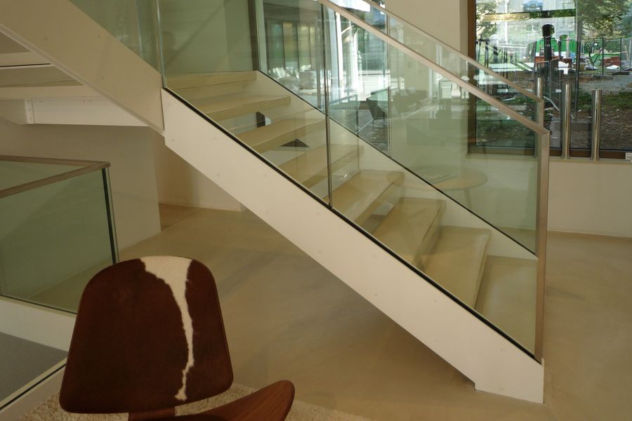Stahltreppe mit Ganzglasgelaender für ein Moebelhaus