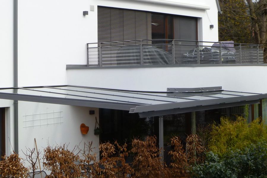Terrassenueberdachung an Fassadenrundung angepasst pulverbeschichtet