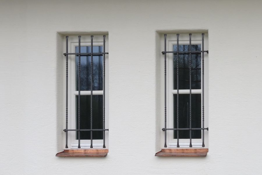 Geschmiedete Fenstergitter verzinkt und lackiert
