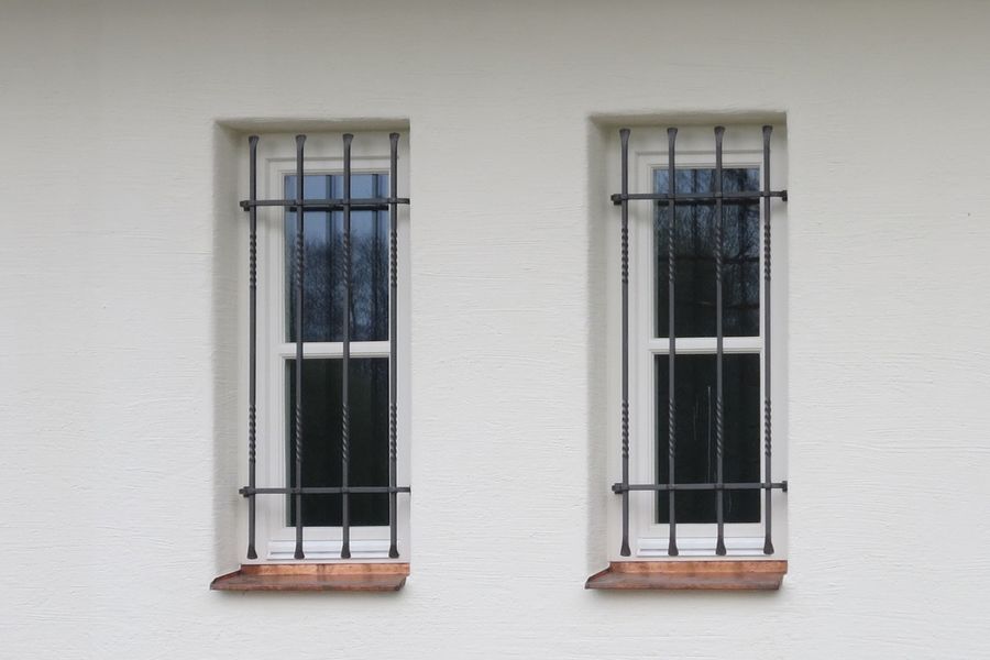 Geschmiedete Fenstergitter verzinkt und lackiert