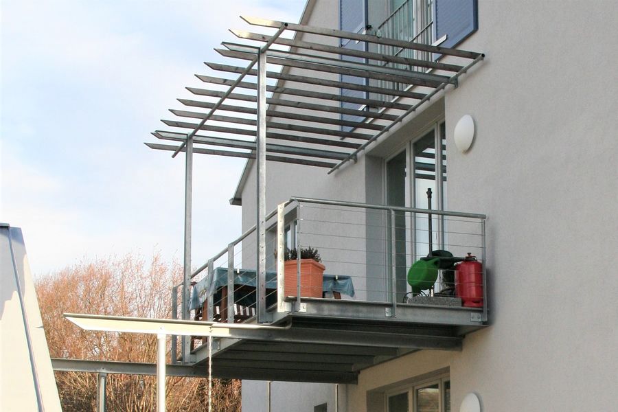 Verzinkter Stahlbalkon mit Pergola und Drahtseilgelaender