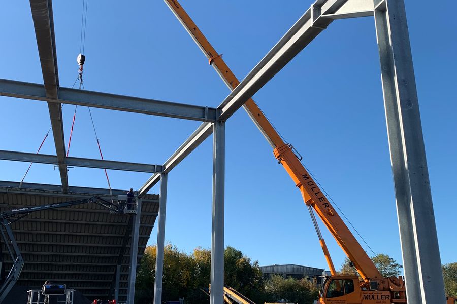 Dachstuhl aus Stahl grundiert für Betriebsgebaude