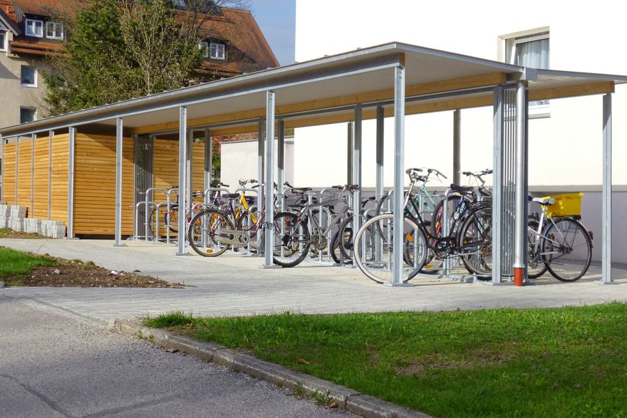 Kommunale Fahrrad- und Muellueberdachung Stahl verzinkt und Holz