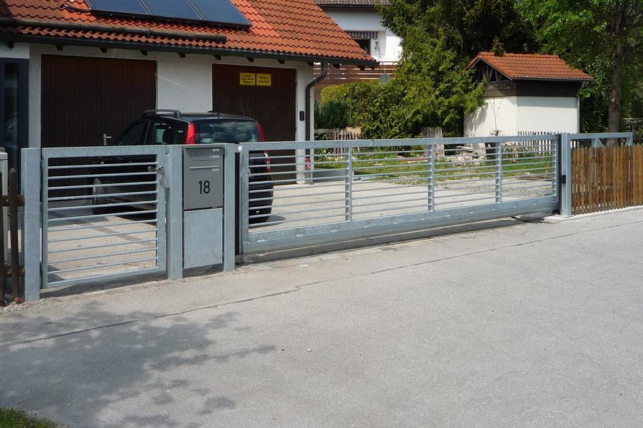 Freitragendes Schiebetor mit Antrieb verzinkt