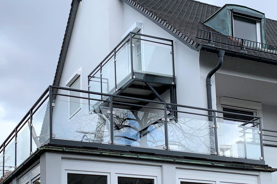 Balkongelaender pulverbeschichtet mit VSG Glas Klarfolie