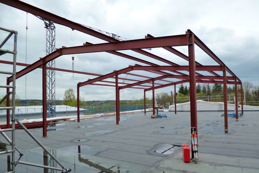 Dachstuhl aus Stahl grundiert für Betriebsgebaude