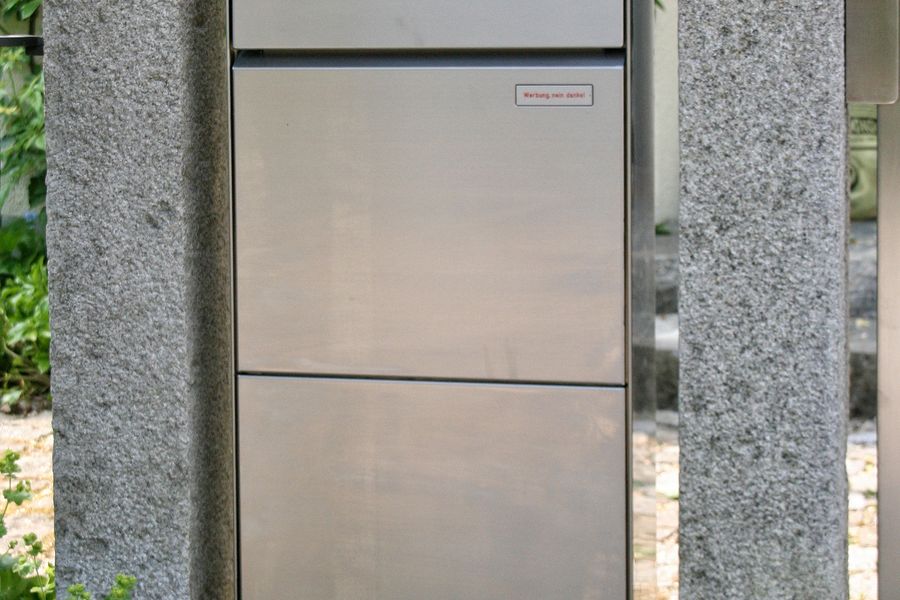 RENZ PLAN Briefkastenstele aus Edelstahl gebuerstet