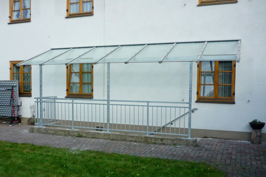Verzinkte Kellerabgangsueberdachung mit VSG Glas und Stabgelaender