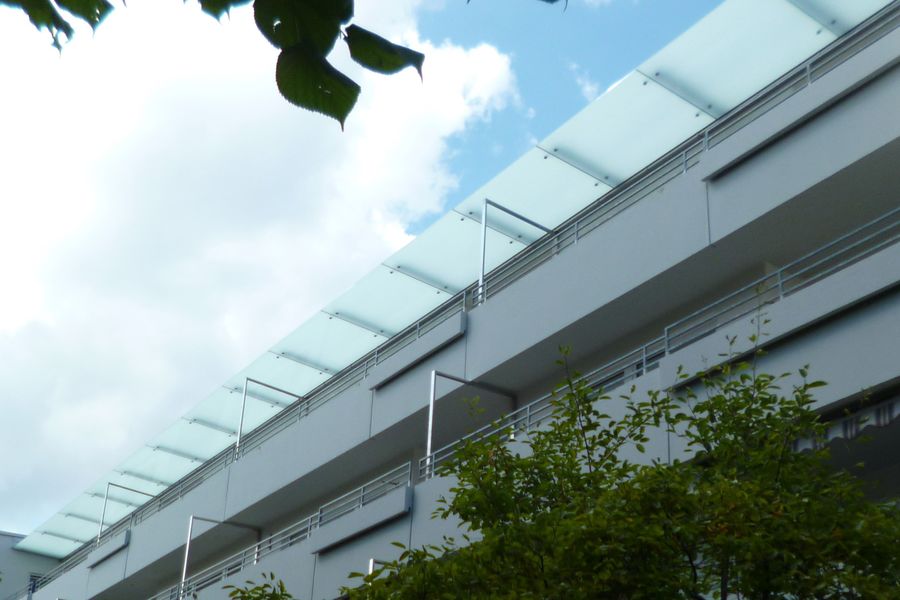 Balkonueberdachung mit punktgehaltenen VSG Scheiben Mattfolie