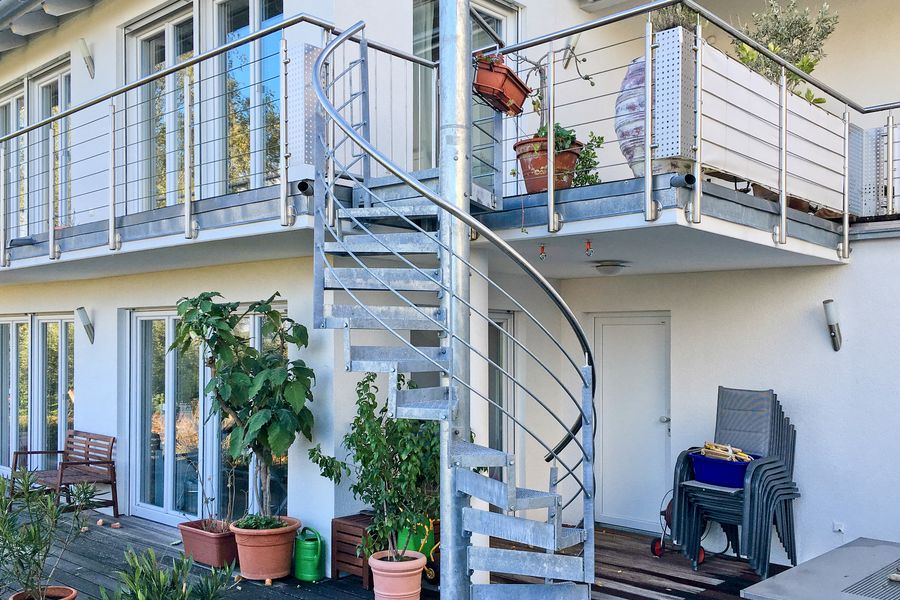 Verzinkte Spindeltreppe mit Stabgelander und Edelstahlhandlauf